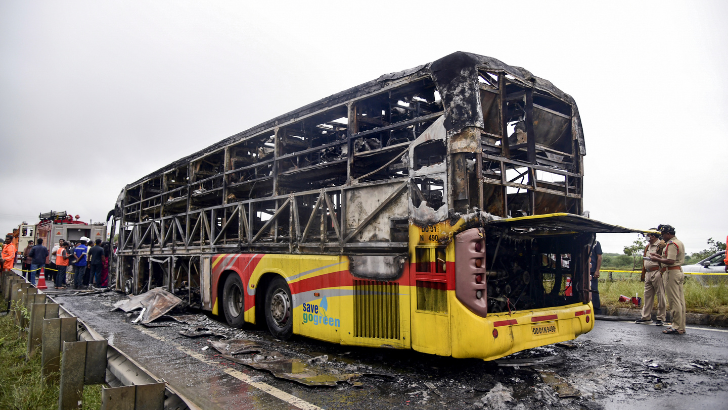https://www.salarnews.in/public/uploads/images/newsimages/maannewsimage25102025_145002_Kurnool bus fire.png